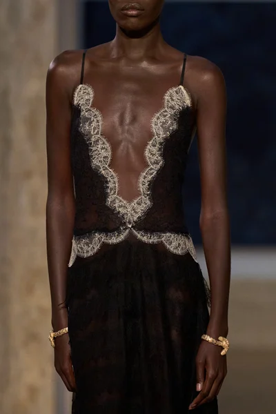 Look 180